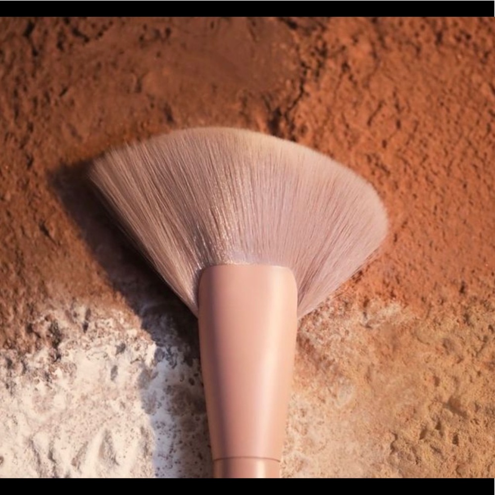 KKW POWDER BODY BRUSH new not opened